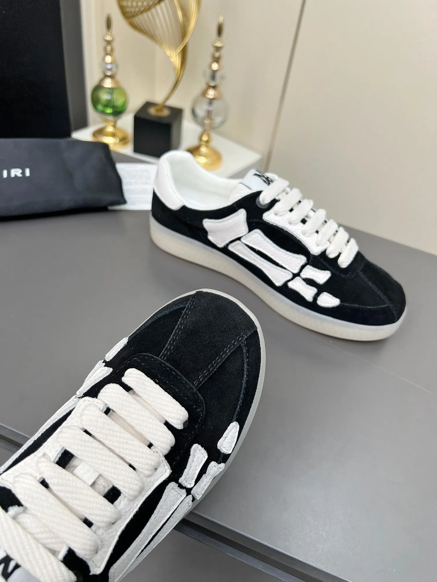 Men's Men's Shoes 💰580 Bone Shoes · AMIRI Skel-Top AMIRI 🔥 launches a new "ThePacific" series of low-top casual sports moral training shoes in the early spring of 2025. This iconic shoe covers men's and women's shoes, drawing inspiration from the brand's classic sports style and elegantly integrating West Coast style. "The Pacific" contrasting five-pointed star series is rooted in Amiri's unique California genes, showing the freedom and leisure atmosphere of the West Coast. This series launches two styles that incorporate the brand's iconic elements: the leather version is made of pure white leather with a same-color sole, and is embellished with star patterns on the side of the shoe, just like the bright starry sky of California. The black and ocean blue colors are shared by men and women, and there is also a red star model exclusive for men and a light pink star model exclusive for women. The suede model is decorated with the brand's classic bone pattern on the side of the shoe. The rubber sole and suede fabric complement each other. The color scheme covers black, chocolate and sand, and is suitable for both men and women. Made of imported cowhide and decorated with bone pieces on the sides of the upper, it is novel and unique and has a good three-dimensional effect! High-density breathable mesh lining + original molded TPU outsole 🙏 Recommended by celebrities, bloggers and internet celebrities, 🚵🏻 an indispensable item for shopping, partying and traveling. One of the most unmissable sneakers in 2025 ✦Color: 10 colors available ✦Size: Women’s size 35--40 ✦Size: Men’s size 39--45